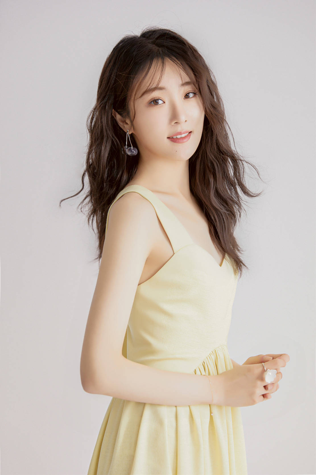 张可盈动人朗诵致敬英雄声情并茂沉浸式表演感人至深