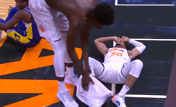 看着都疼!魔术后卫崴脚,血洒球场,被抬出场时,还鼓掌安慰球迷休闲区蓝鸢梦想 - Www.slyday.coM 看着都疼!魔术后卫崴脚,血洒球场,被抬出场时,还鼓掌安慰球迷休闲区蓝鸢梦想 - Www.slyday.coM