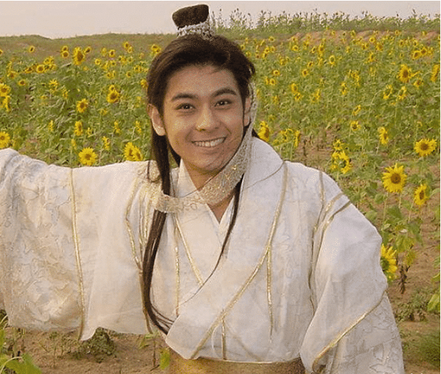 他曾出演天龙八部里的枯荣大师后来无戏可拍如今成为网红