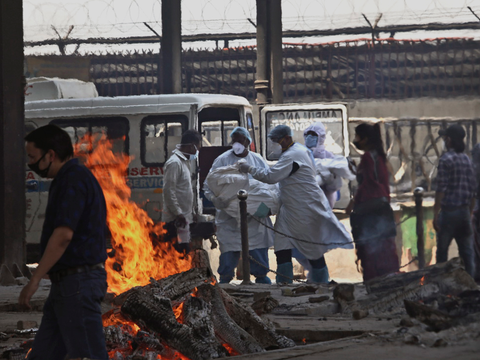 全乱套了英国首都陷入混乱印度疫情失控拜登收到一条坏消息