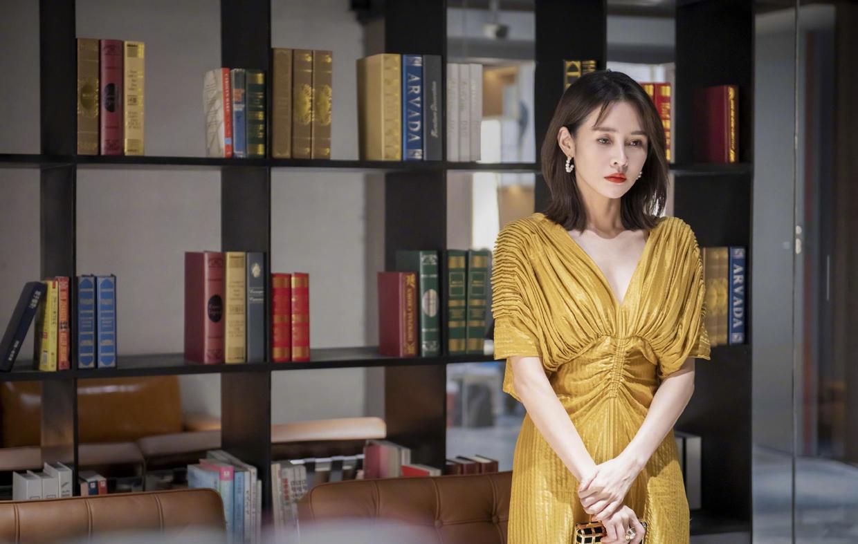 于明加真有骨感美穿深蓝色吊带鱼尾裙优雅精致腰臀比罕见