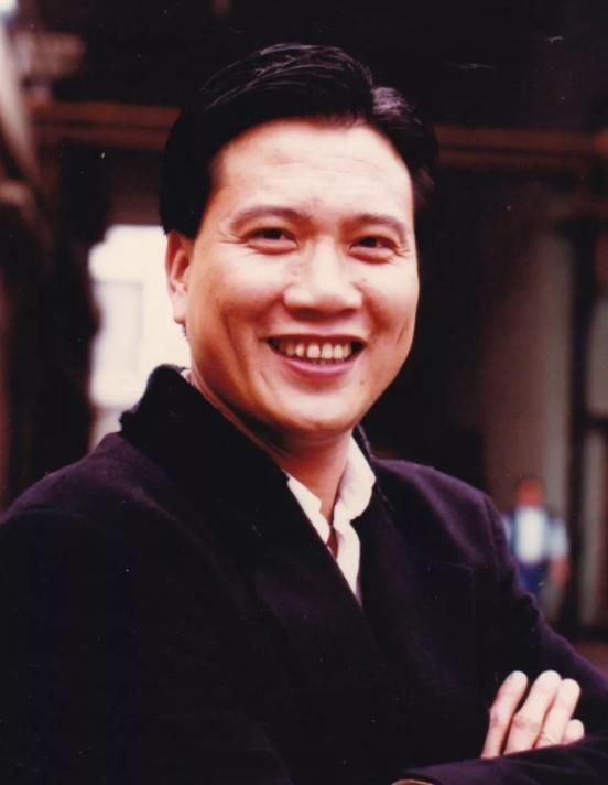 "大哥"万梓良收徒架子大,用钱拍徒弟脑门,还把剩茶水倒其头上