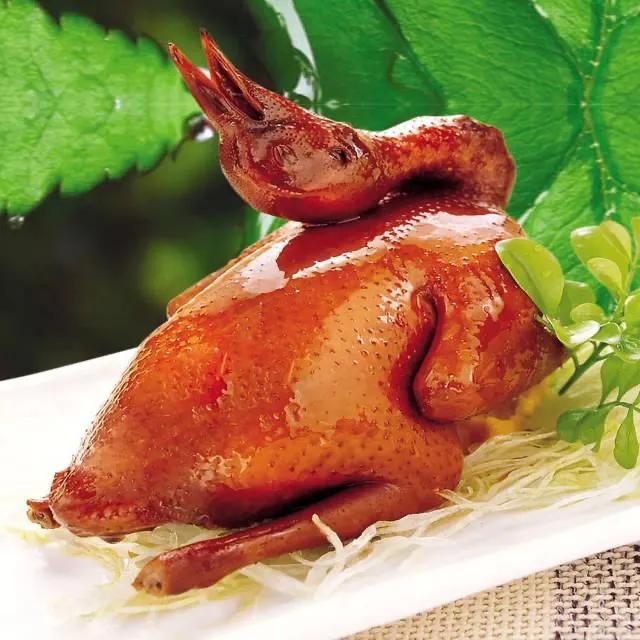 红烧乳鸽咬一口,油和汁喷薄而出,回味无穷