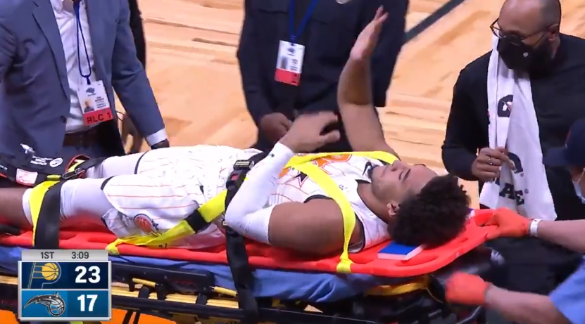 看着都疼!魔术后卫崴脚,血洒球场,被抬出场时,还鼓掌安慰球迷休闲区蓝鸢梦想 - Www.slyday.coM 看着都疼!魔术后卫崴脚,血洒球场,被抬出场时,还鼓掌安慰球迷休闲区蓝鸢梦想 - Www.slyday.coM