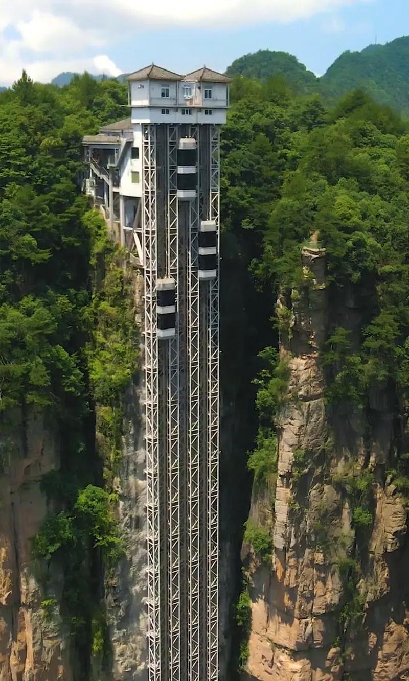 张家界百龙天梯梵净山位于铜仁地区,海拔2572米,不仅是贵州的第一山