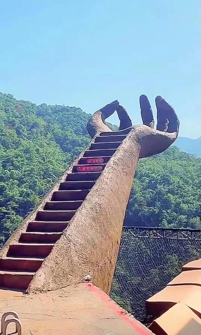 位于清远古龙峡几百米高的悬崖旁边,整个神掌长20米,高16米.