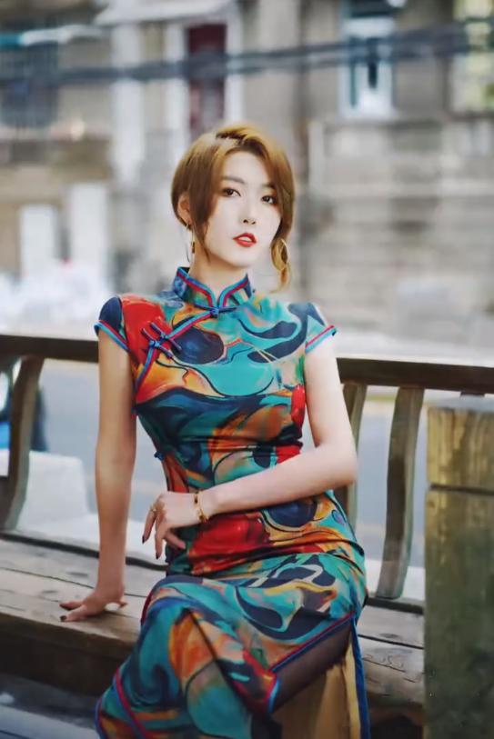 撞脸周海媚和于谦玩变装穿上旗袍的聂小雨身材曲线吸睛