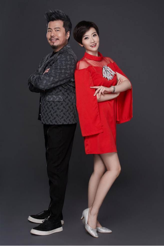 黄国伦的现任妻子挺有才的长相精致衣品也不错两人站一起真配