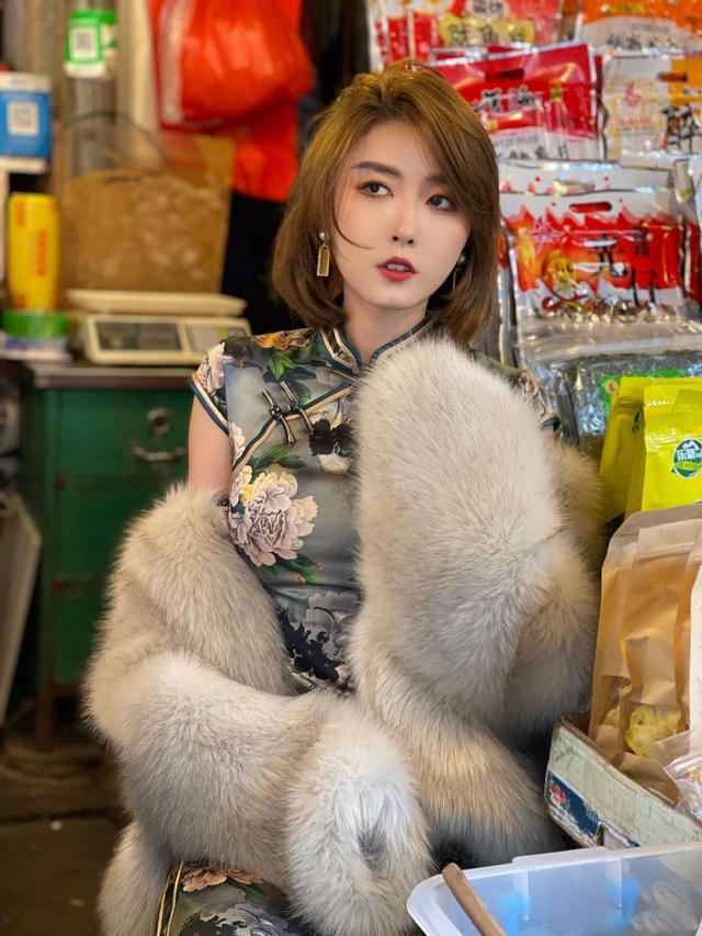 撞脸周海媚和于谦玩变装穿上旗袍的聂小雨身材曲线吸睛