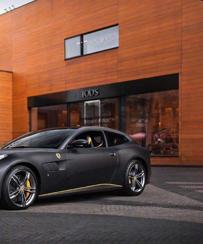 外黑内黄的法拉利ferrari gtc4 lusso,内饰颜色搭配完美!