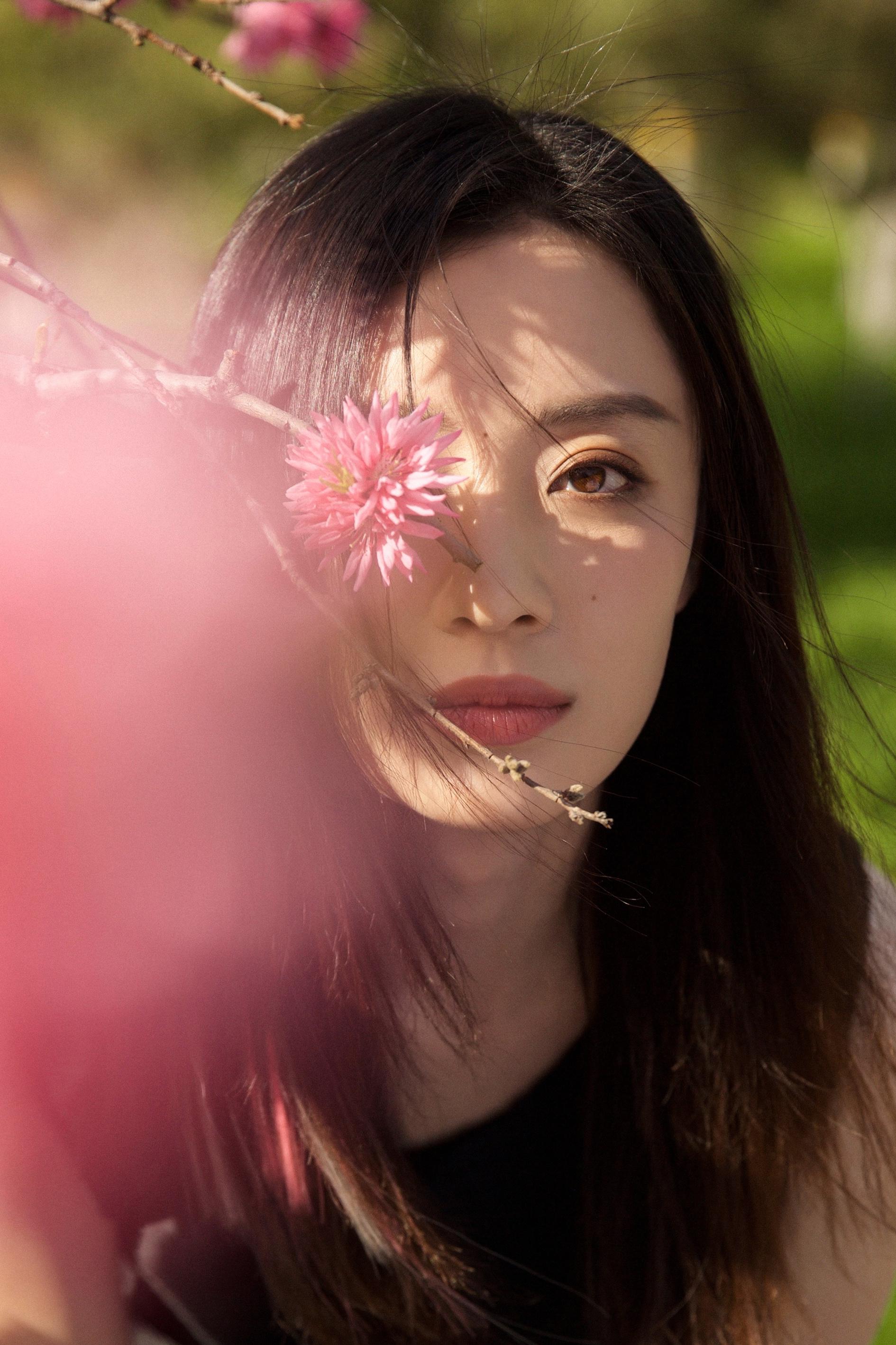 最新写真look释出,黑色长裙加上飘逸长发