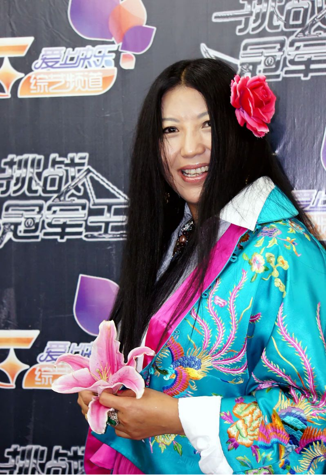 杨二车娜姆脑袋顶着这么大的花感觉还挺显脸小的但一般人别学