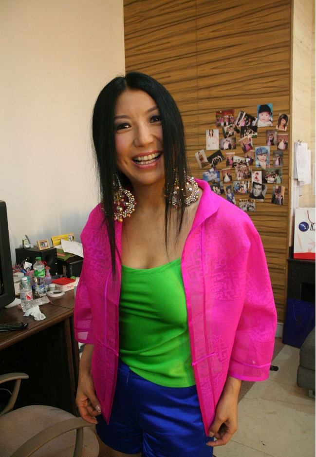 杨二车娜姆脑袋顶着这么大的花感觉还挺显脸小的但一般人别学