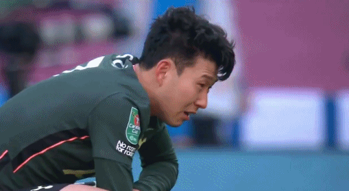 孙兴慜赛后抱头痛哭,贝尔丁丁上前安慰|孙兴慜|热刺|曼城_新浪新闻