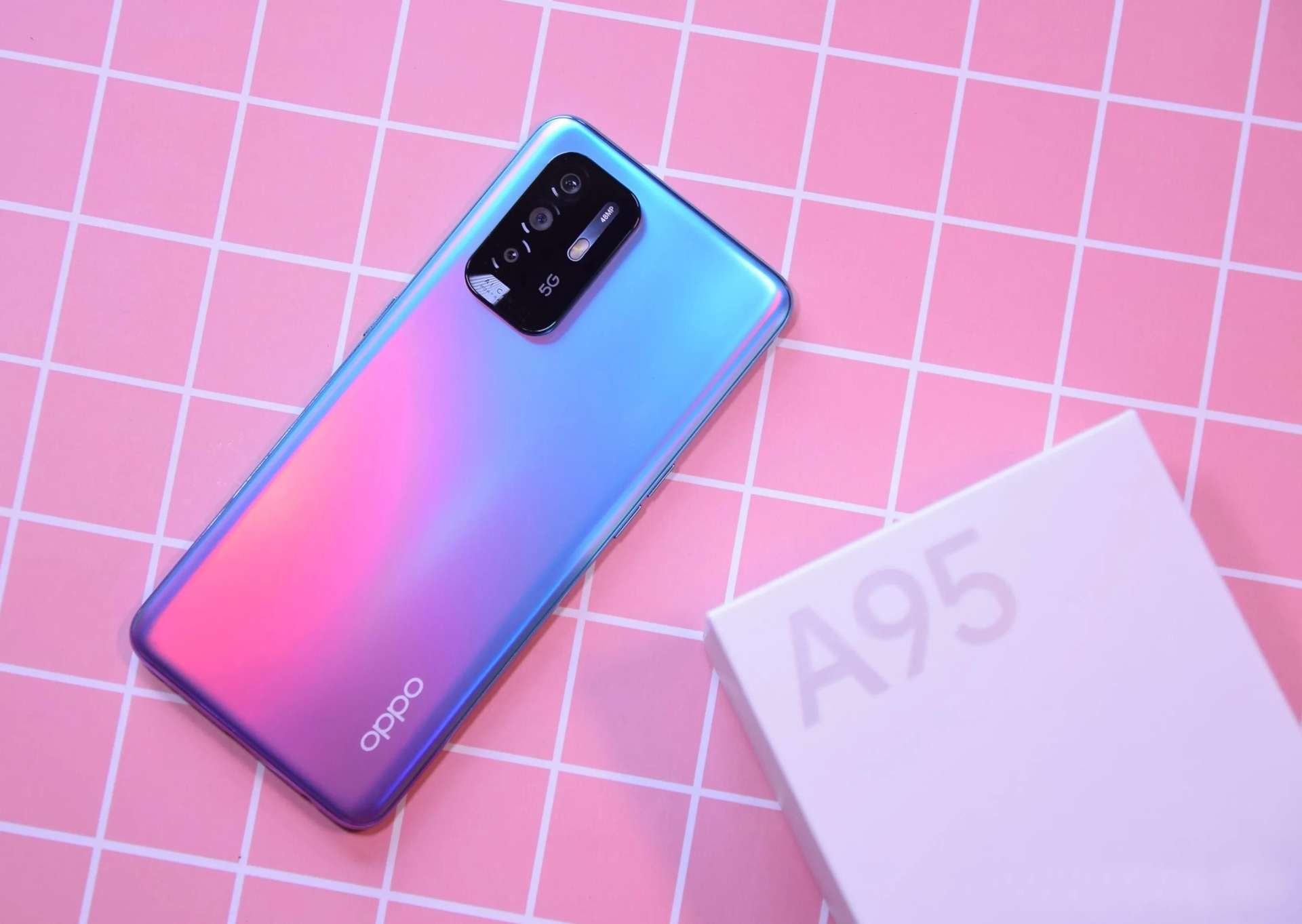 oppo a95就外观来讲,华为畅享20 pro的机身采用微米玻璃工艺打造,以