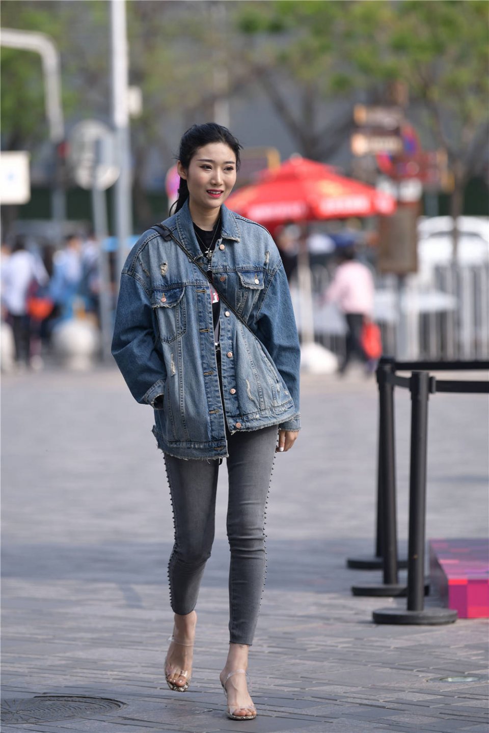 灰色紧身牛仔裤,搭配蓝色牛仔夹克,春天是喜欢牛仔姑娘的季节