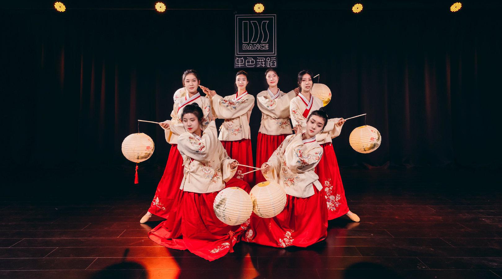 古典舞《长相思》,舞者手持灯笼,在舞蹈里展现浓浓相思情