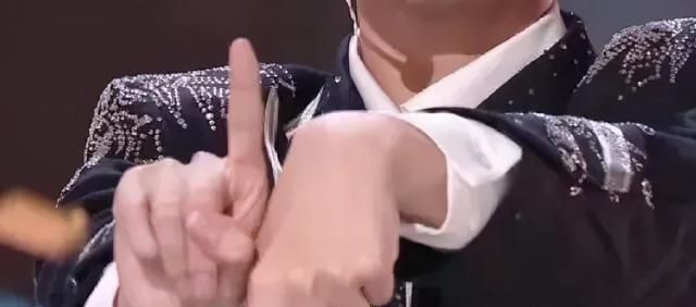 离谱创造营男团手势与cblock手势相似