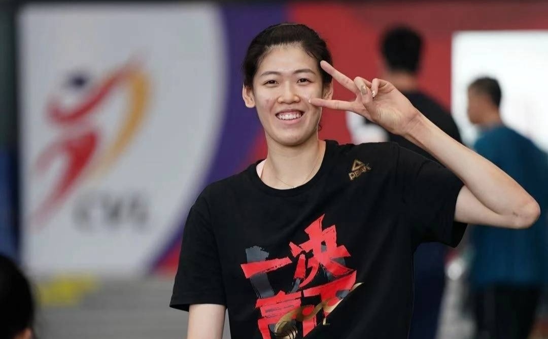 李盈莹登上国际排联宣传封面至今没遇对手稳坐国家队第3主攻