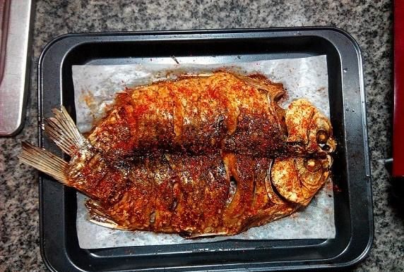 很简单的孜然烤鱼佐餐下酒两相宜自家做的就是实惠又美味