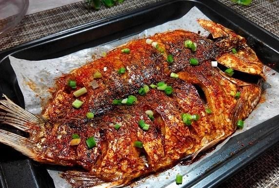 很简单的孜然烤鱼佐餐下酒两相宜自家做的就是实惠又美味