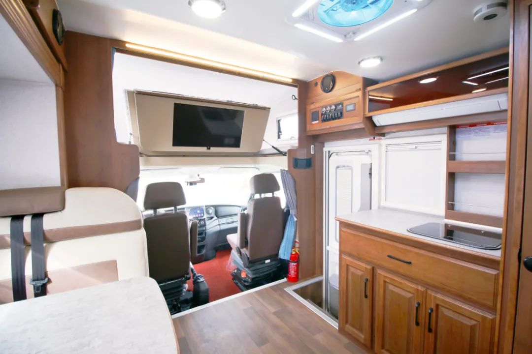 6座6卧 巨威双拓展旗舰版房车 美式奢华享受 家庭出行之星