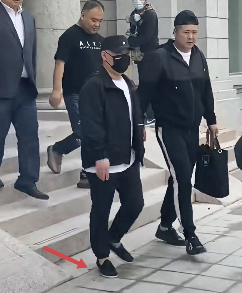 郭德纲现身天津德云社脚上朴素布鞋惹眼粉丝求合影被助理拦住