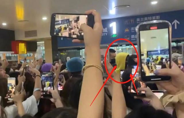 利路修果真不走寻常路!机场遭粉丝围堵,下意识的举动谁也没料到休闲区蓝鸢梦想 - Www.slyday.coM