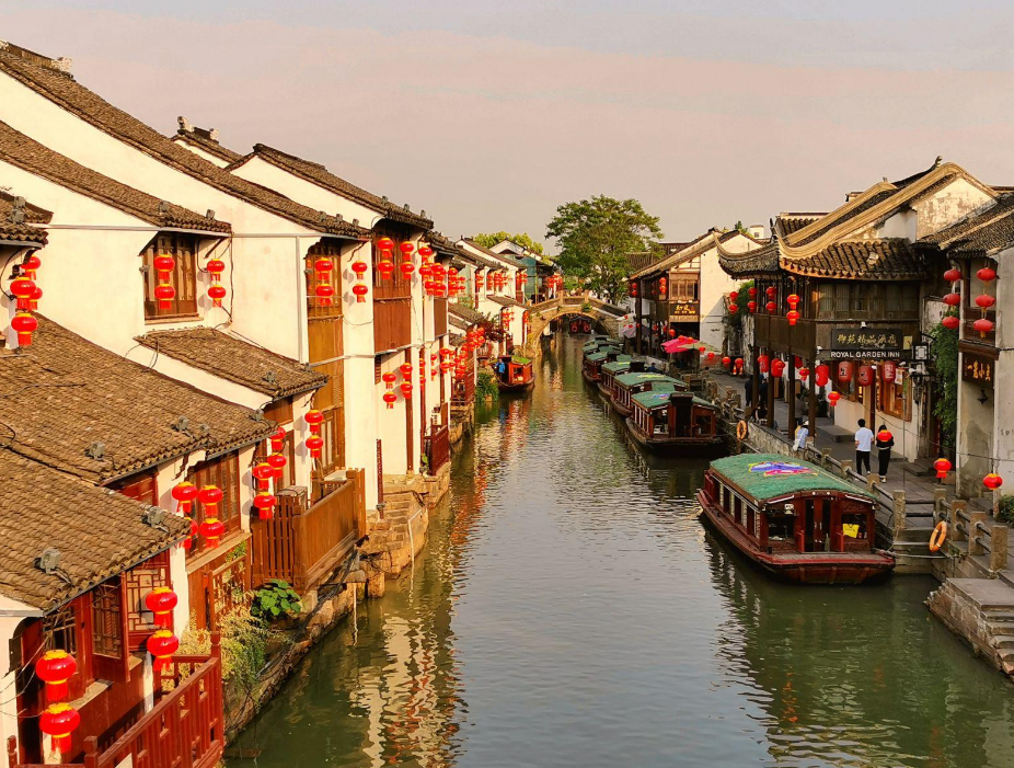 第四个是山塘街,山塘街是苏州最有名的街区之一,是一座有着深厚历史