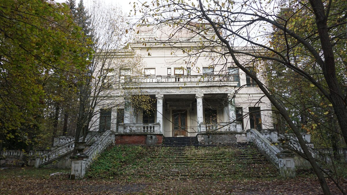 被遗弃的斯大林别墅游泳池必须是海水第一次游泳就差点淹死