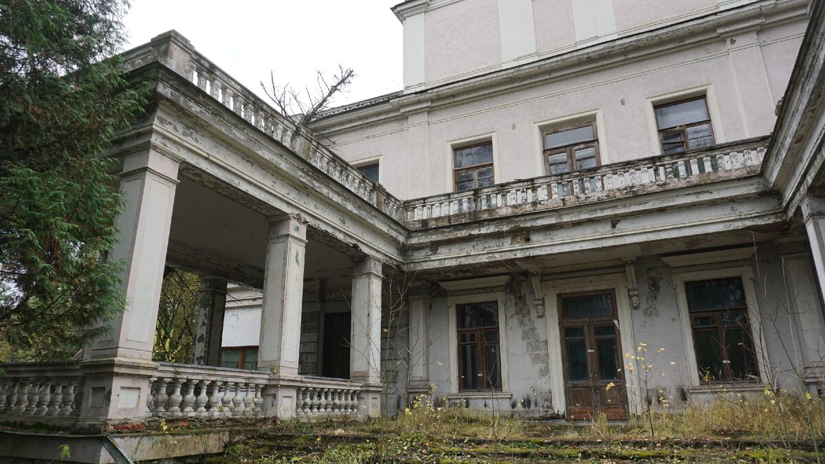 被遗弃的斯大林别墅游泳池必须是海水第一次游泳就差点淹死