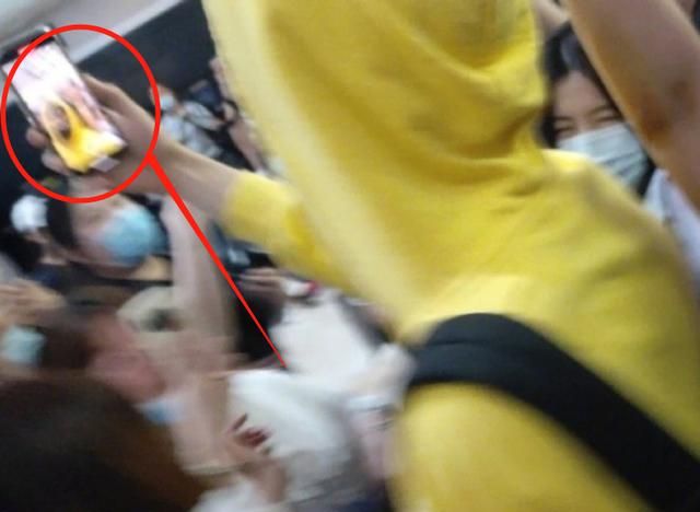 利路修果真不走寻常路!机场遭粉丝围堵,下意识的举动谁也没料到休闲区蓝鸢梦想 - Www.slyday.coM