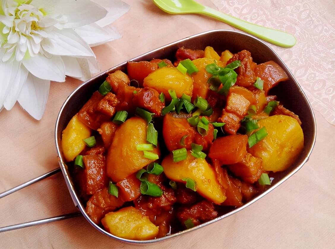 家常五花肉烧土豆怎么烹制好吃?