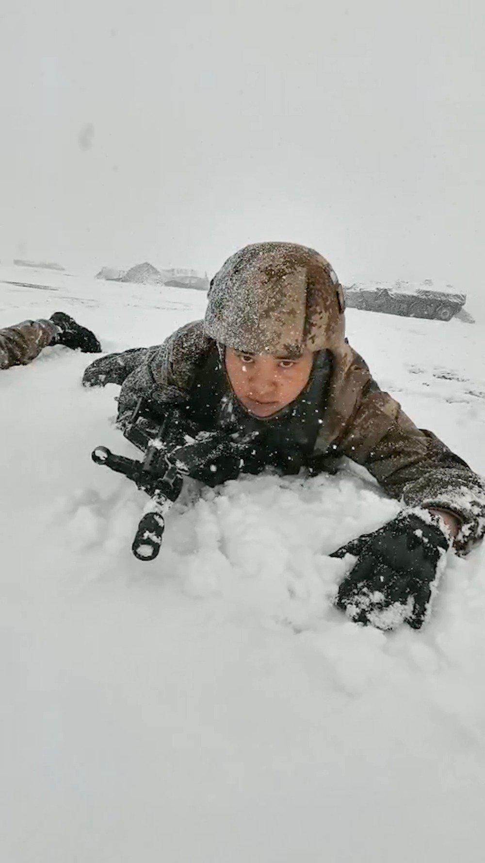 冰天雪地军人站岗图图片