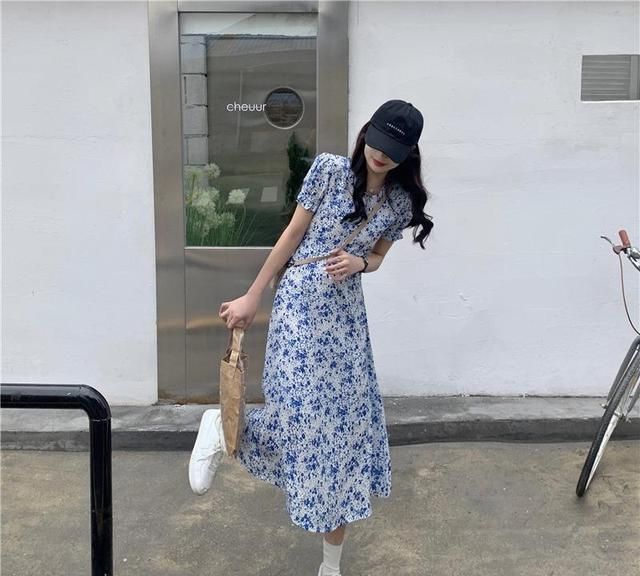 穿裙子别总配高跟鞋试试碎花裙小白鞋的新穿法很美