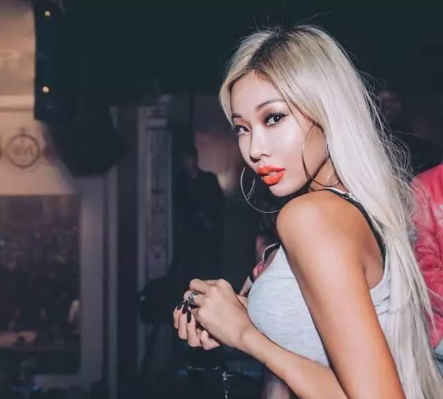 韩歌手jessi罕见谈及19岁初恋,见男友账号,才知道比自己大14岁|tikita