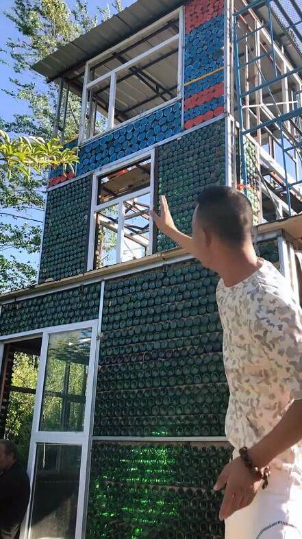 男子要用废弃啤酒瓶盖房子众人都嘲笑他盖好后村民羡慕了
