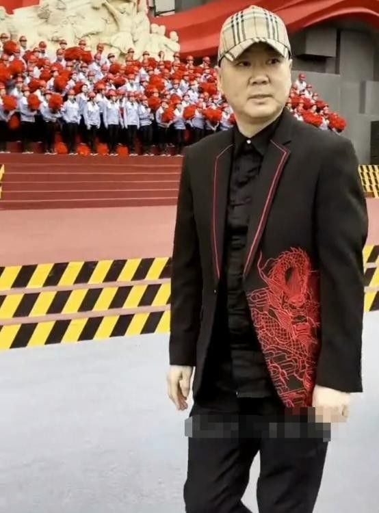 郭冬临出席活动腿细得撑不起裤子娶小20岁娇妻