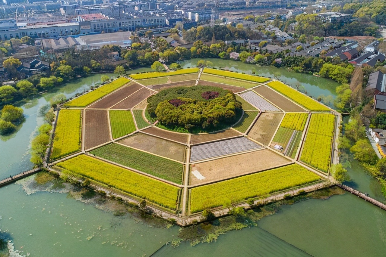 旁边一层层的农田有规则的环绕,在外面这是一圈水域,这就是一个太极图