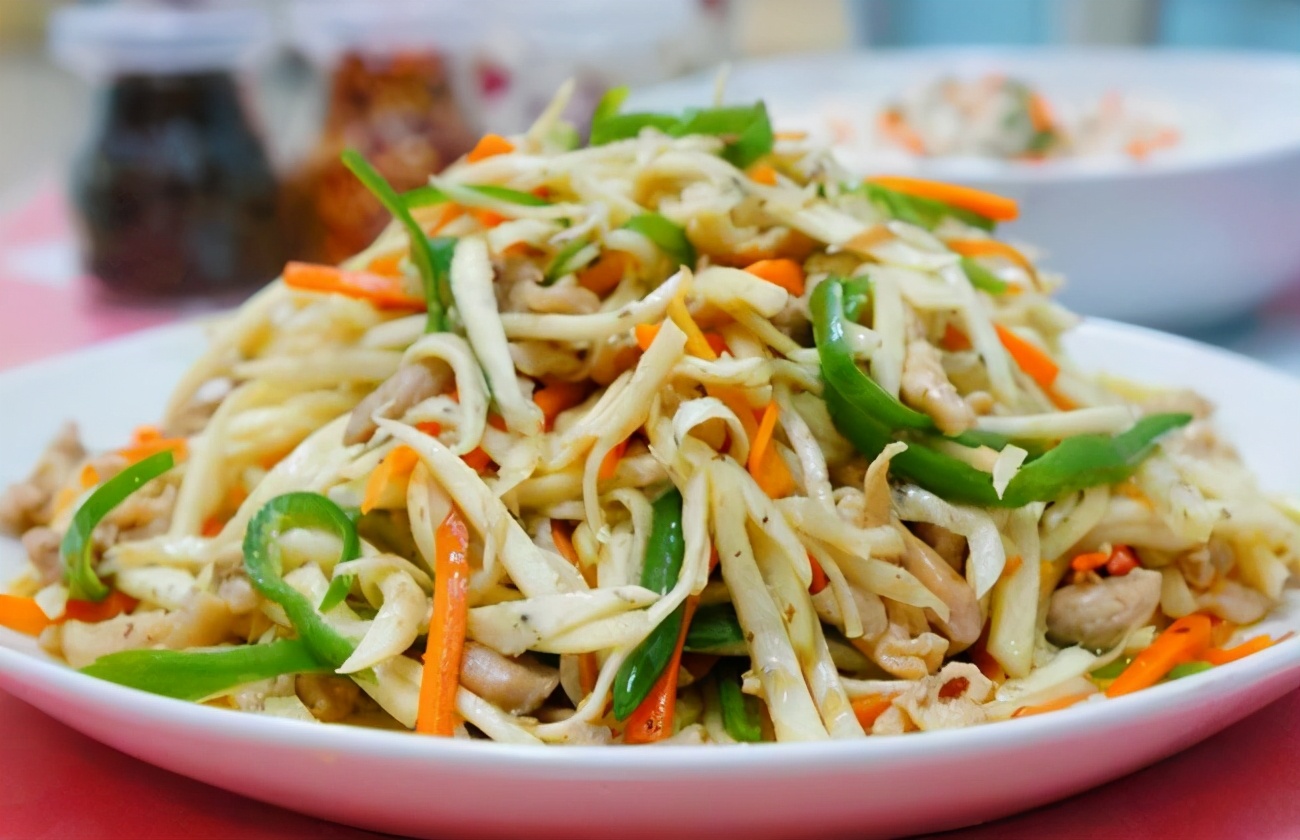 食材准备茭白可以炒得脆嫩也可以炒得软绵,这都取决于炒菜人的制作