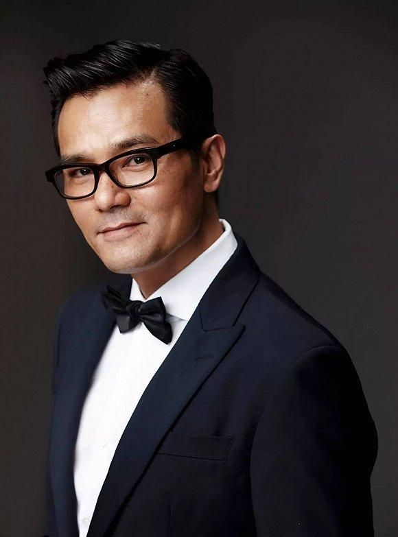 香港艺人拜师老牌明星被剩茶水浇头红包砸脑袋他当得起这份尊崇