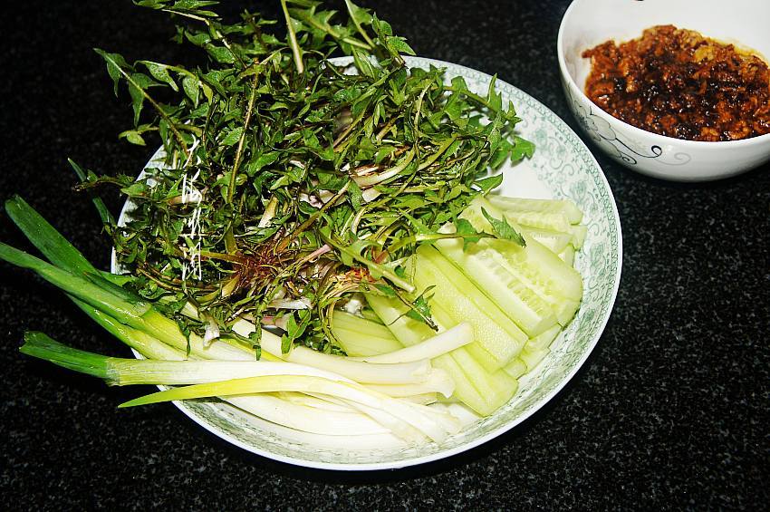 来一盘蘸酱菜,东北人就爱这一口,太过瘾了|蒲公英|婆婆丁|鸡蛋酱_新浪