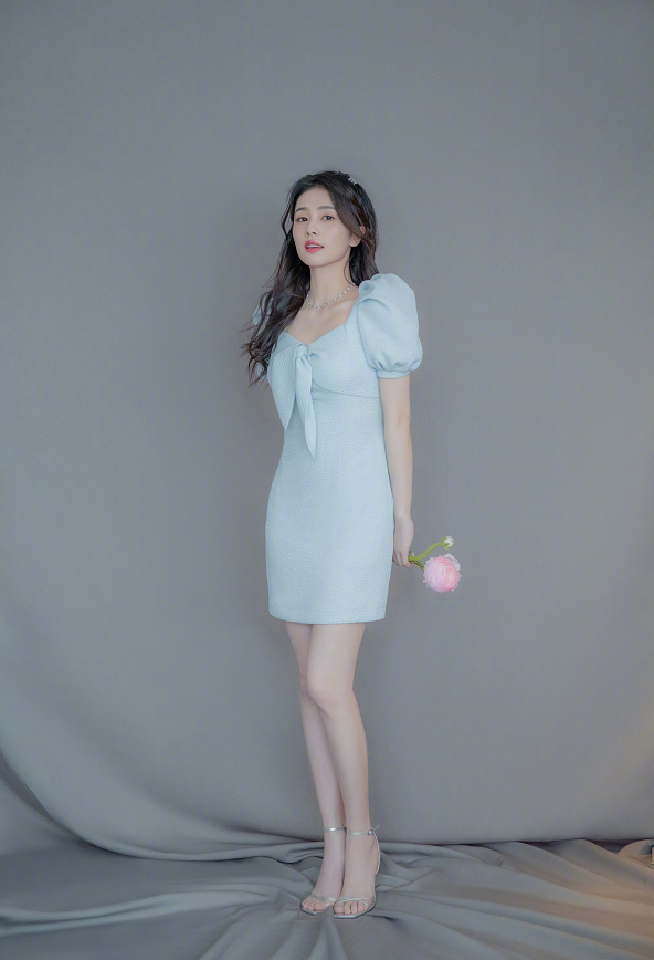 白鹿走红后愈发不羁穿短裙还剪掉一块不料意外显腿长