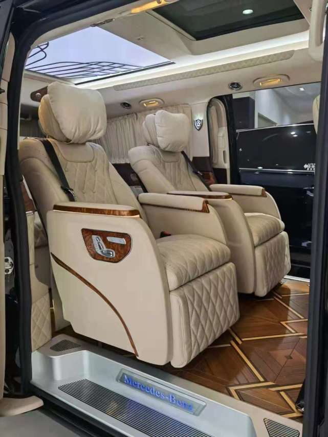 奔驰v260l凭借行政座椅,前排乘客侧的后排乘客即使在长途行车中也能够