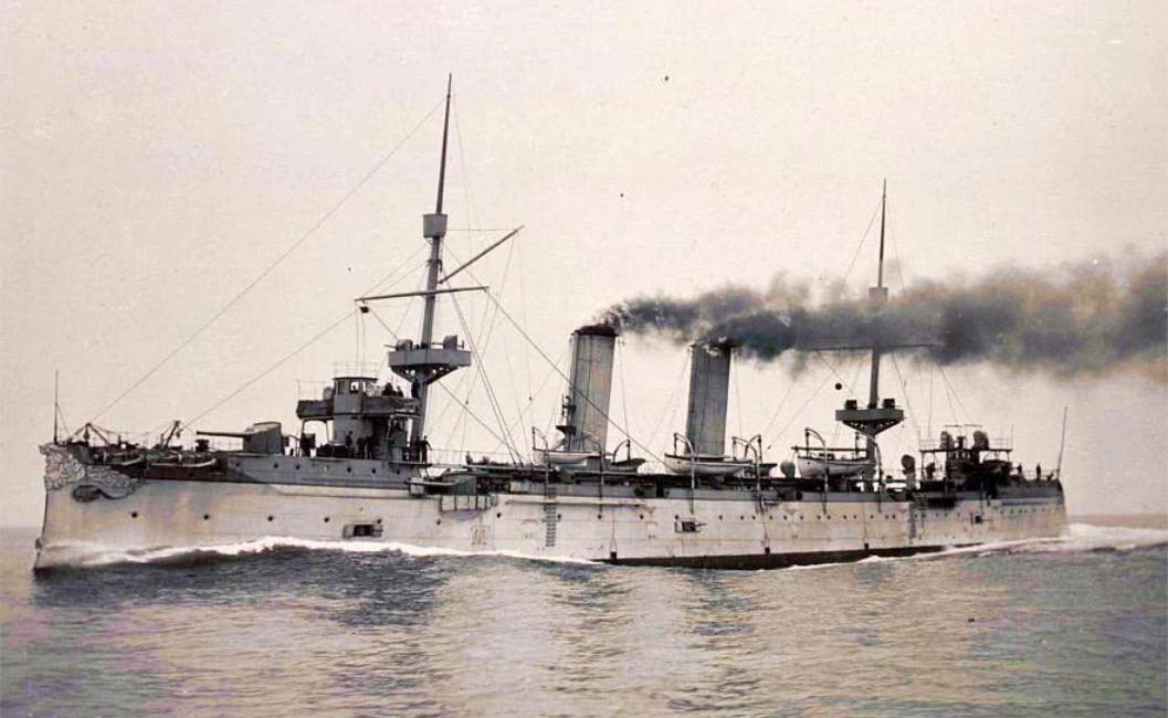 黄海海战已过月余,伤痕累累的北洋军舰,全拥堵在大型船坞里