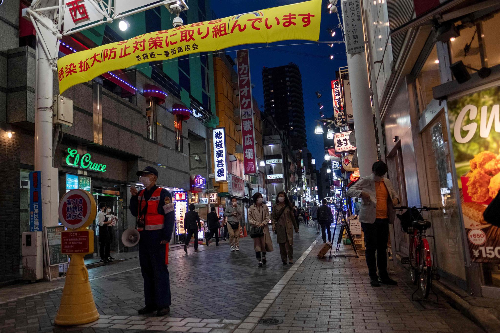 4月26日,日本東京街頭一家飯店貼有