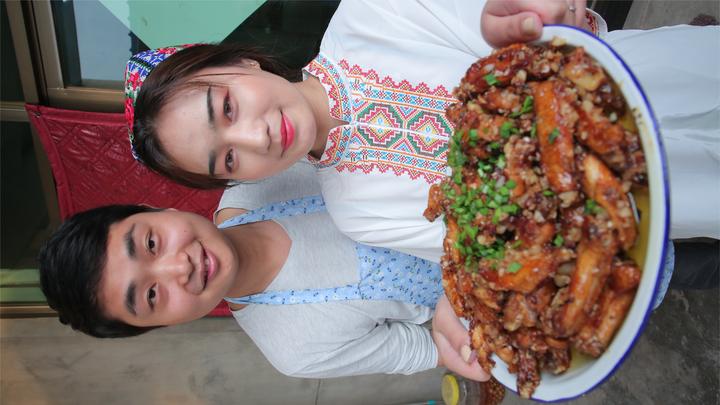 新疆姑娘小娜在陕西男友家吃 蒜香鸡翅,这小日子过的它不香吗?