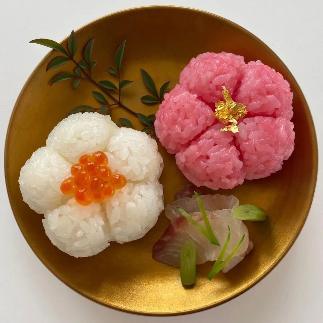 用花草来衬托饭团,母女俩在摆盘上做文章,最初,这一做就是365天,她们