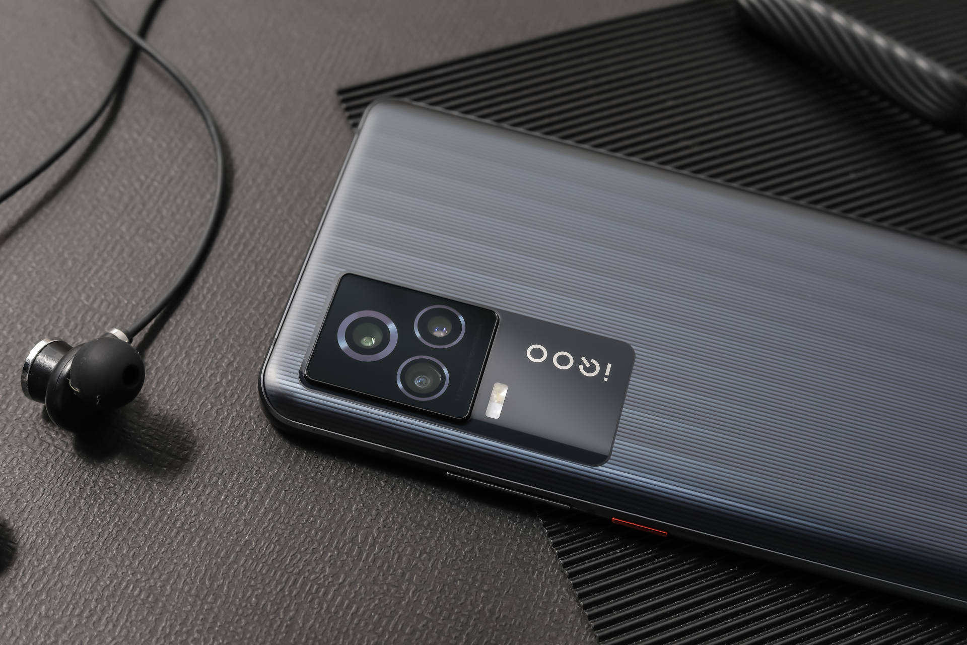 人像镜头(2倍长焦)的三摄组合,其中iqoo 7主摄为索尼定制imx598传感器