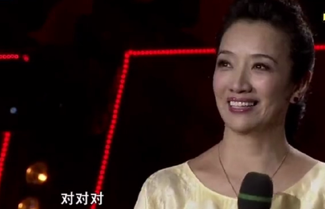 刘劲近照发福现小肚腩背手站立气势足被冯巩夸貌若潘安